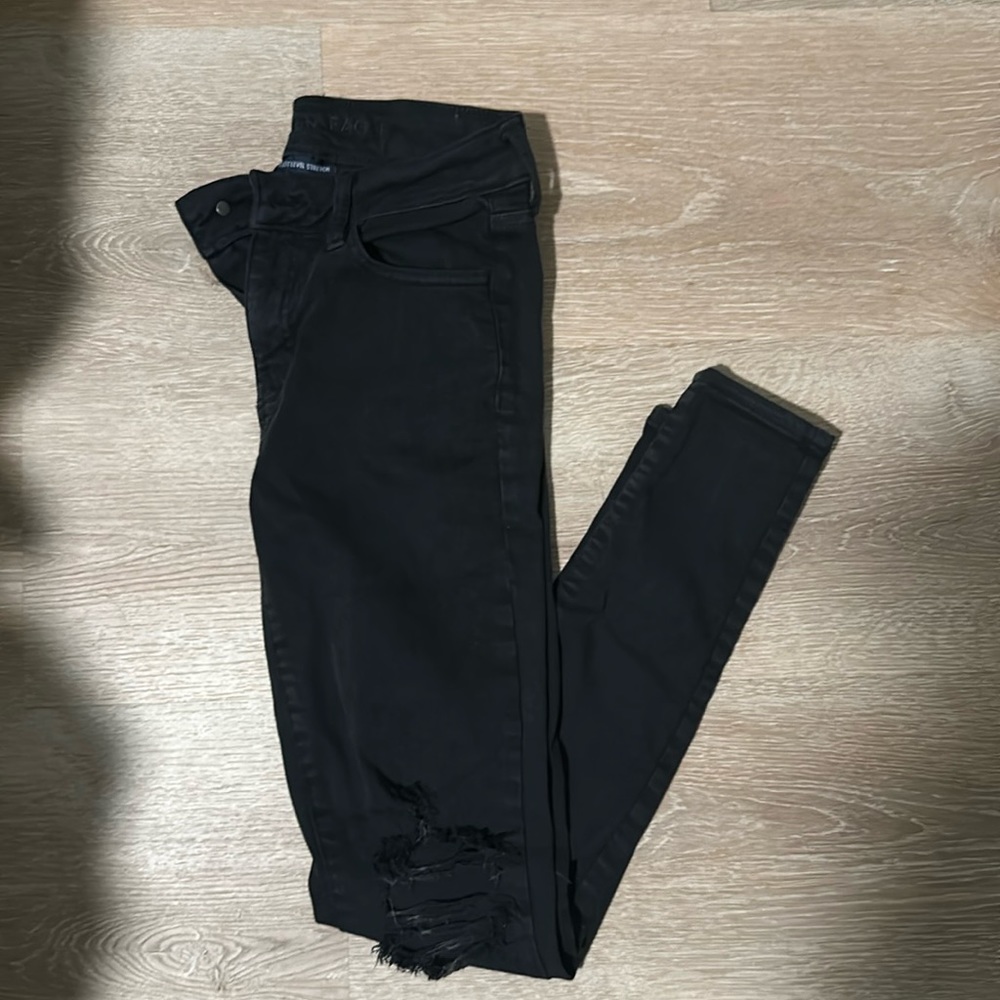 Distressed knee American eagle next level stretch in black